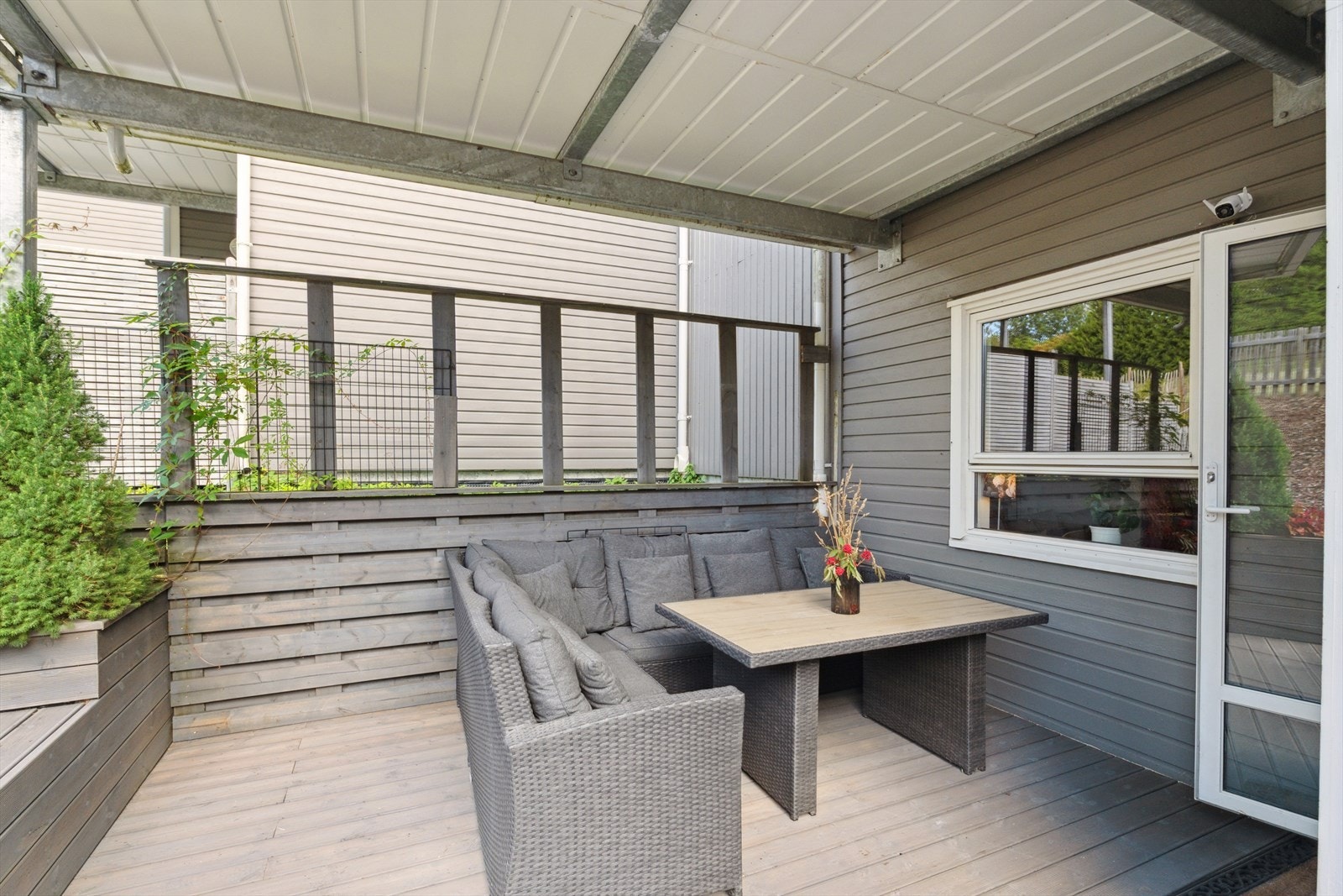 Stor delvis overbygget terrasse på baksiden. Galleribilde