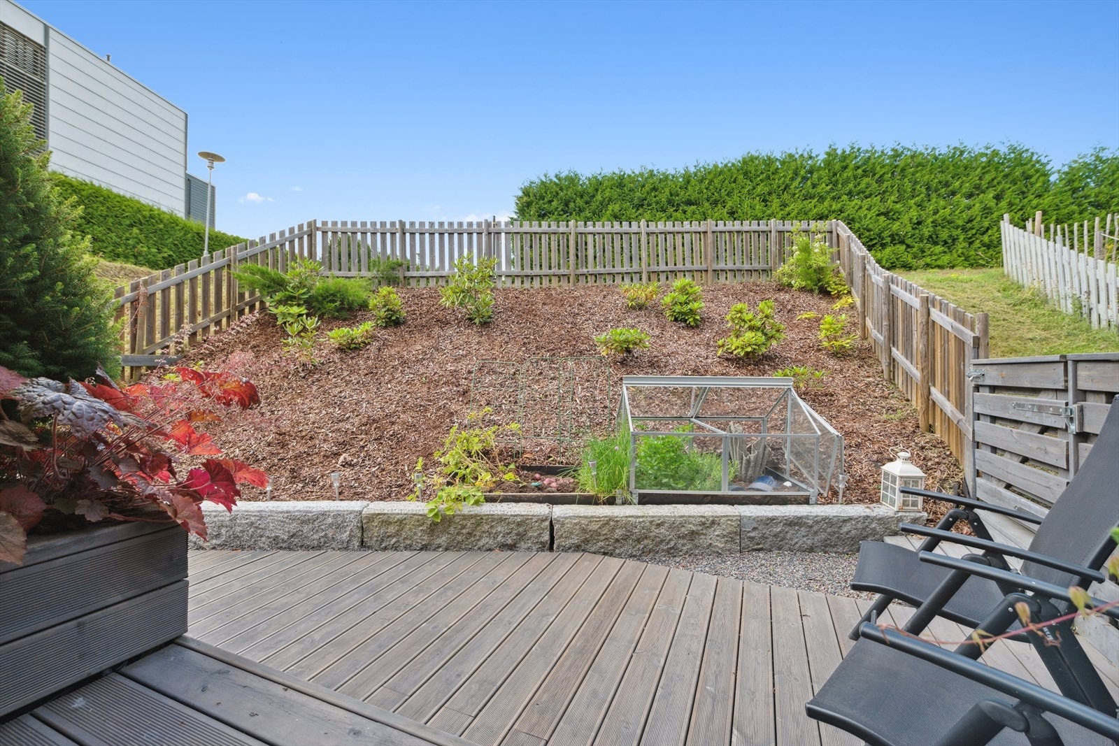 Selger opplyser om ettermiddagssol på terrassen. Galleribilde