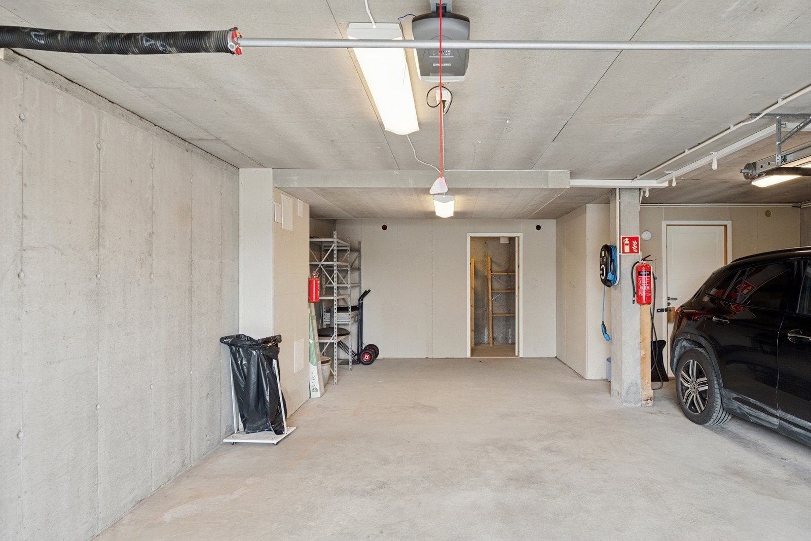 Plass for to biler. Det er etablert el-bil lader. Bod på ca. 7m2 i bakkant. Galleribilde