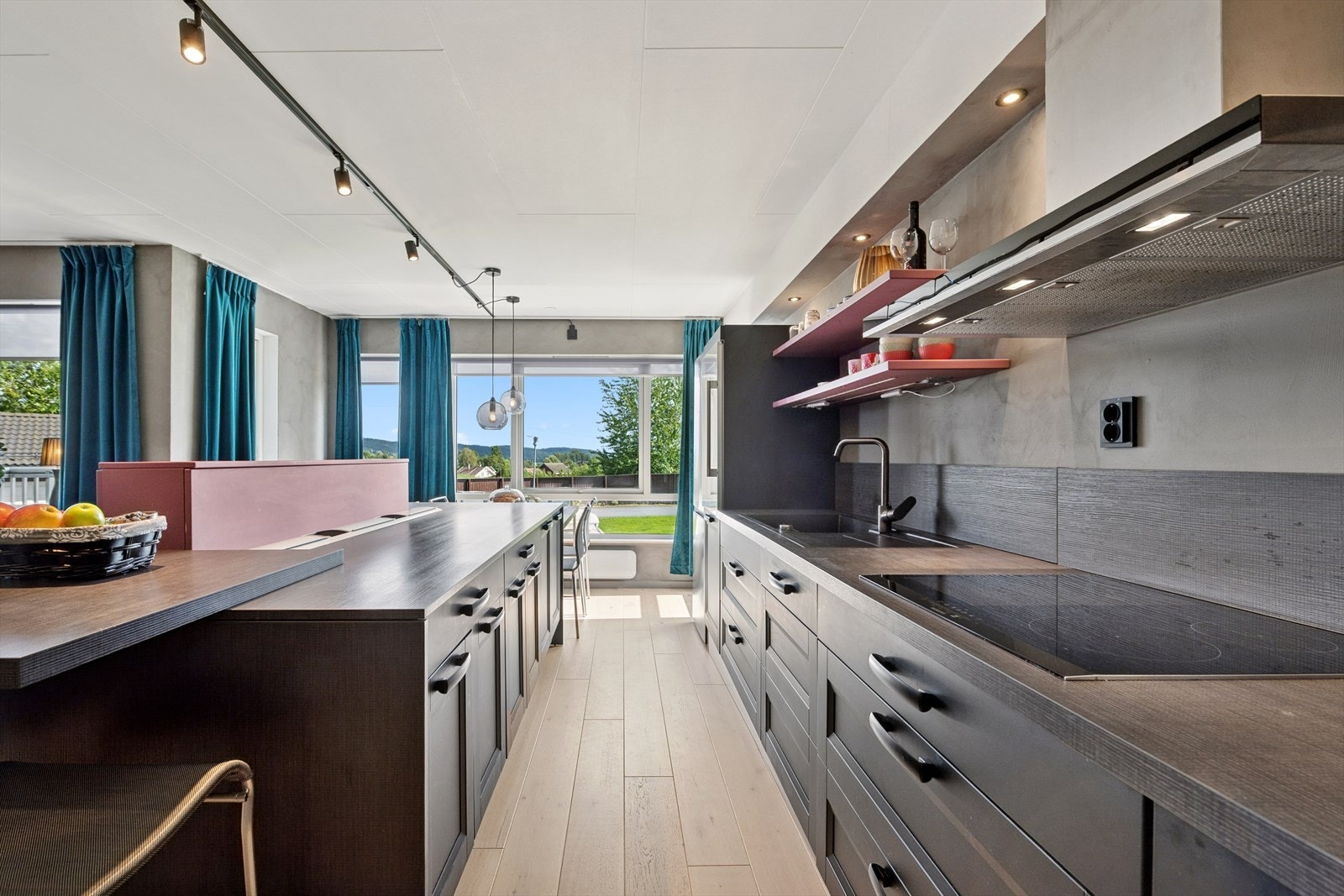 Her får kokken gode arbeidsforhold og alt som måtte være nødvendig av skap-, skuff- og benkeplass. Galleribilde