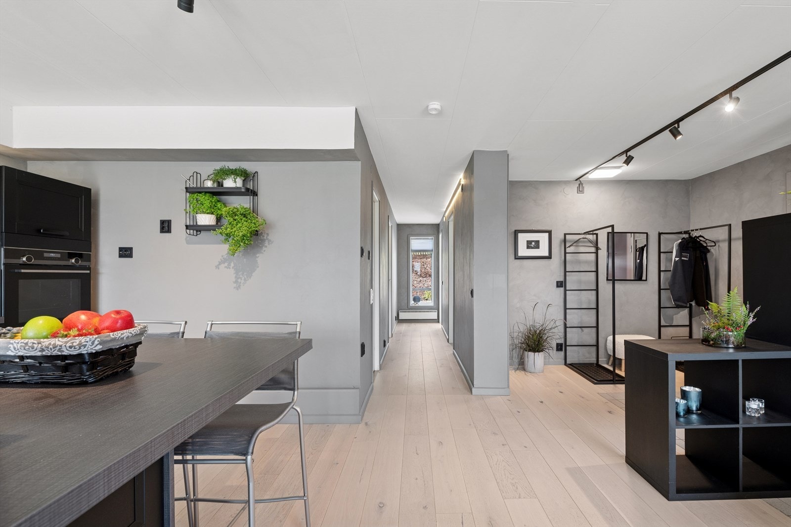 Praktisk kjøkken-øy med bar-løsning på enden. Galleribilde