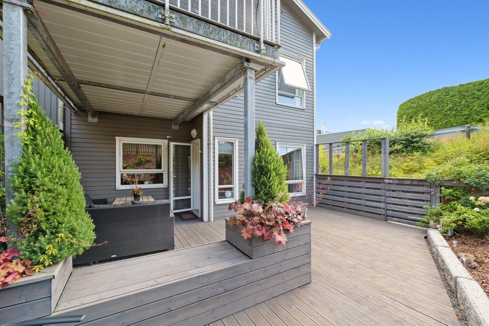 Her kan en sitte usjenert og nyte lange soldager i fred og ro. Galleribilde