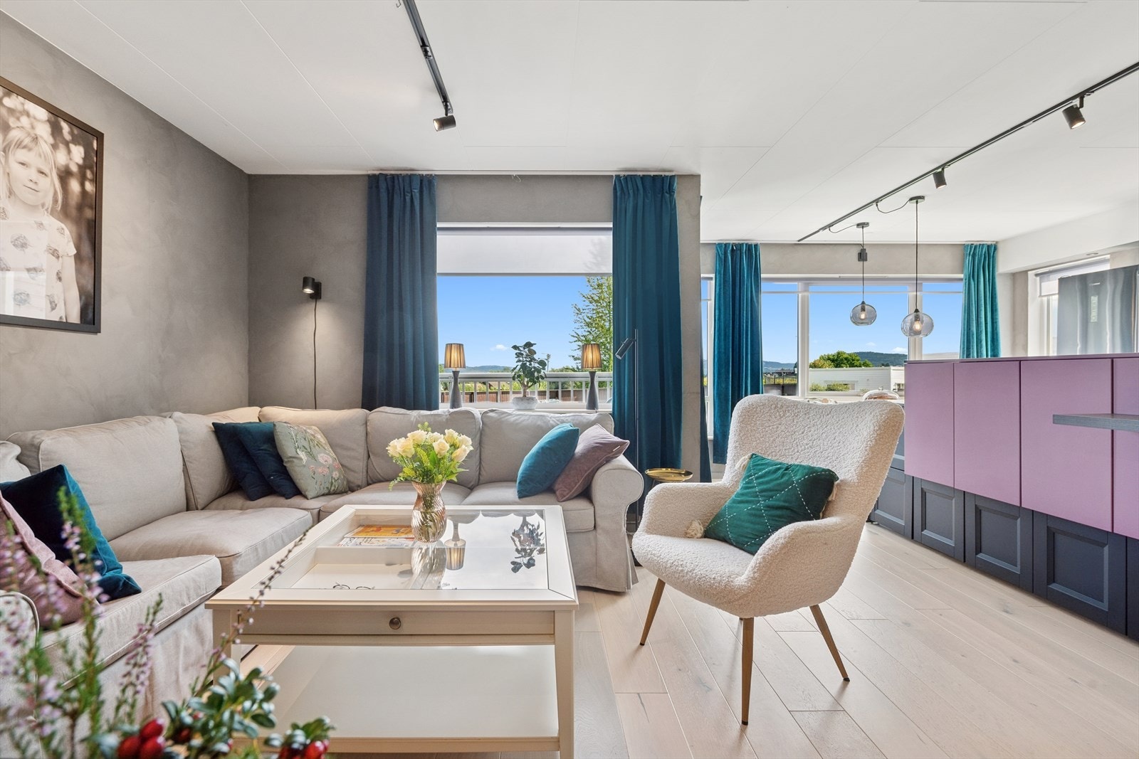 Gode vindusflater sørger for at rommet får godt med naturlig lys. Galleribilde