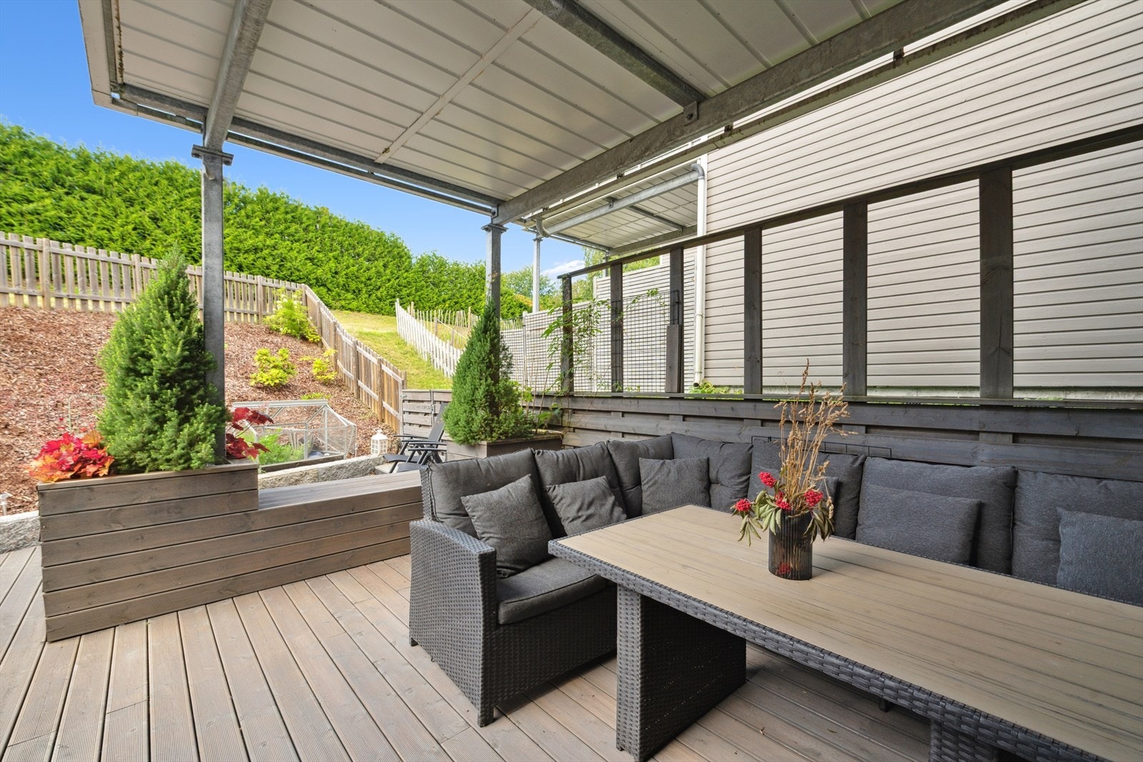 Her er det rikelig med plass for utemøblement, grill og annet en måtte ønske. Galleribilde