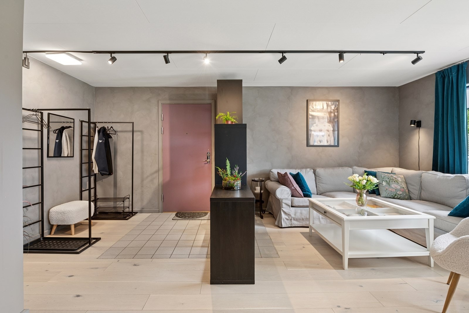 Entré med plass for gode garderobe- og opphengsløsninger. Galleribilde