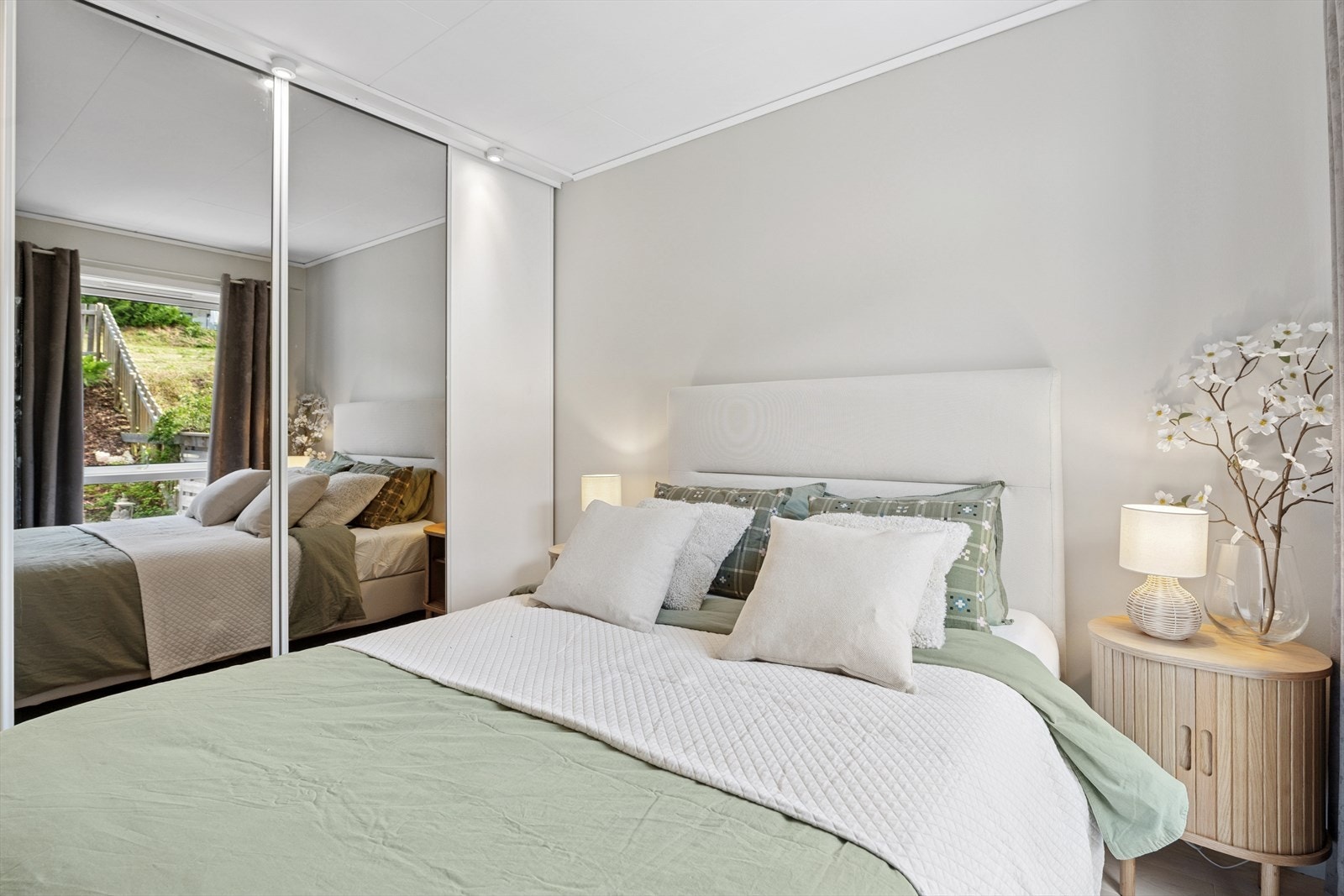 Her er det etablert en stor innebygget skyvedørsgarderobe. Galleribilde