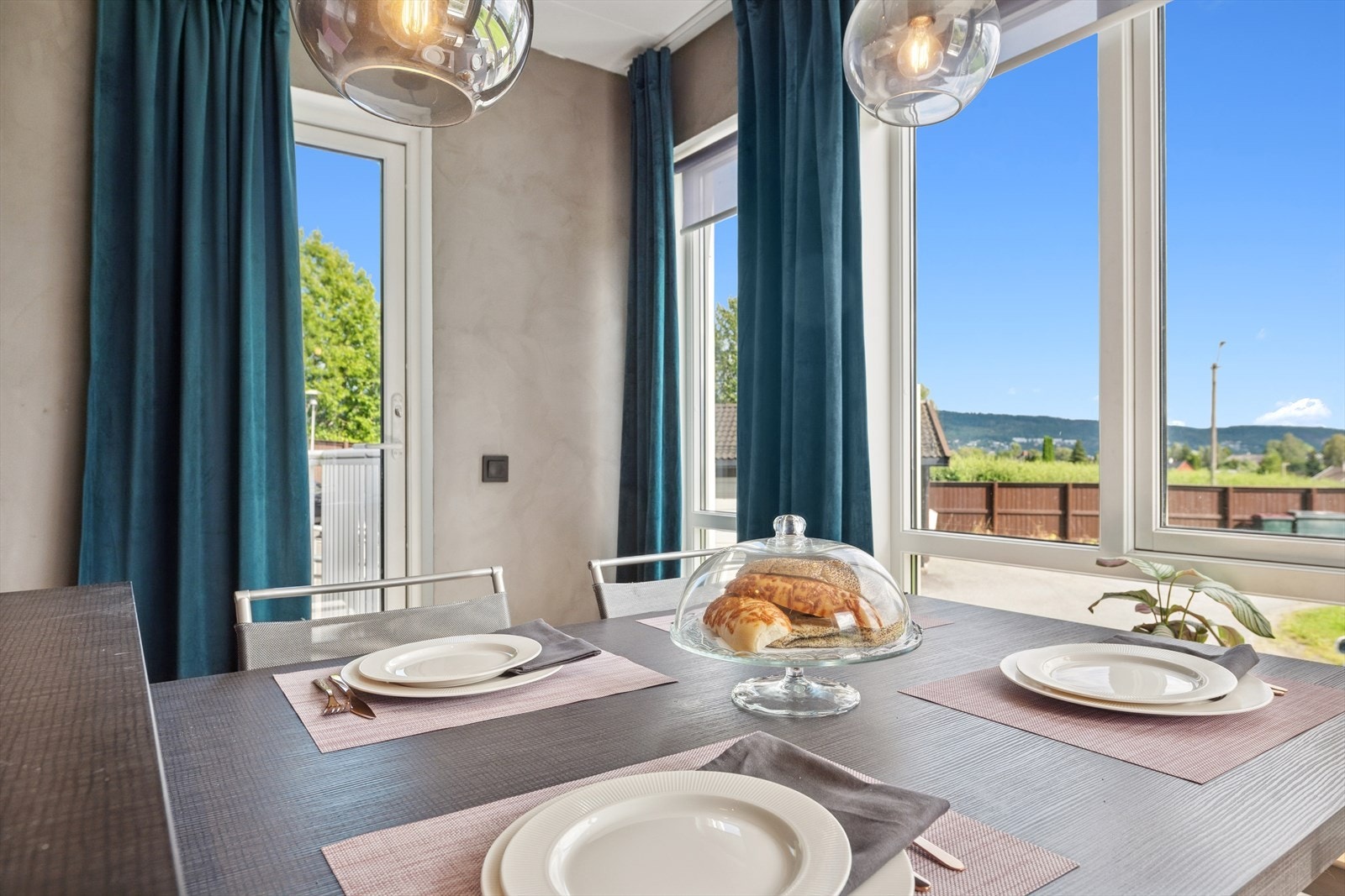 Fra stue/kjøkken er det videre utgang til en liten balkong med formiddagssol. Galleribilde