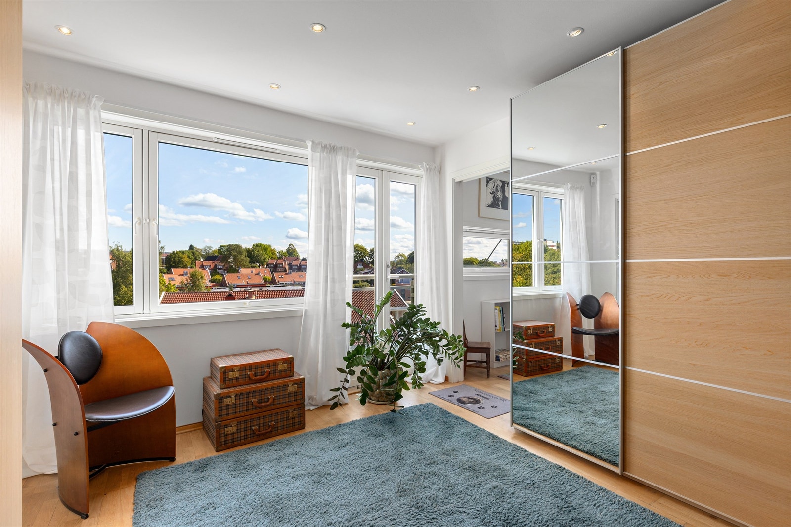 Her finner du en fransk balkong som gir godt med lys og luft til rommet Galleribilde