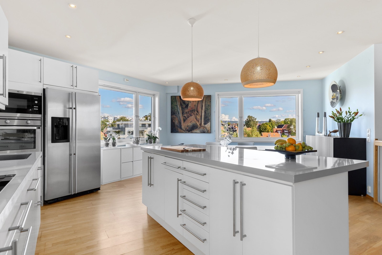 Ekstra skap og skuffer i kjøkkenøy samt god arbeidsflate Galleribilde