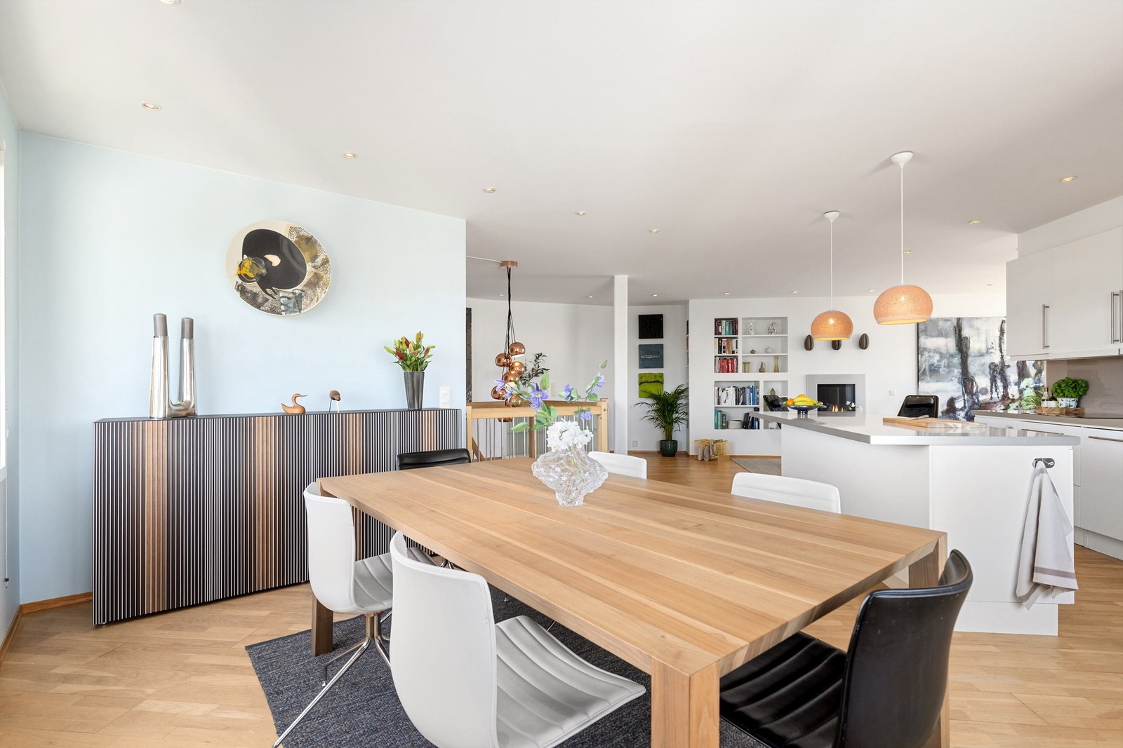 Ved siden av kjøkkenet er det god plass til et spisebord, kommode eller vitrineskap Galleribilde