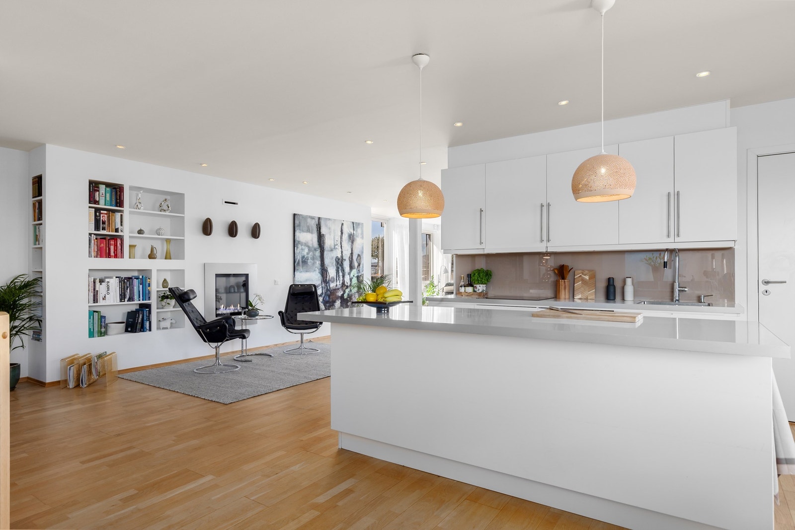 Legg spesielt merke til de innfelte hyllene i vegg ved gasspeisen Galleribilde