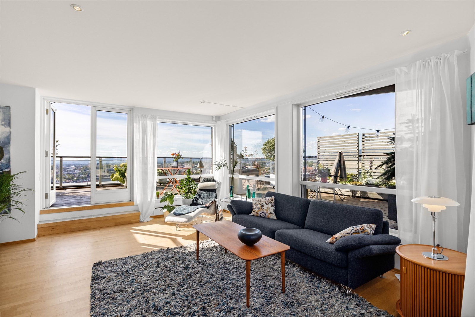 Fra stuen er det utgang til takterrassen som oppleves som en forlengelse av oppholdsrommet Galleribilde