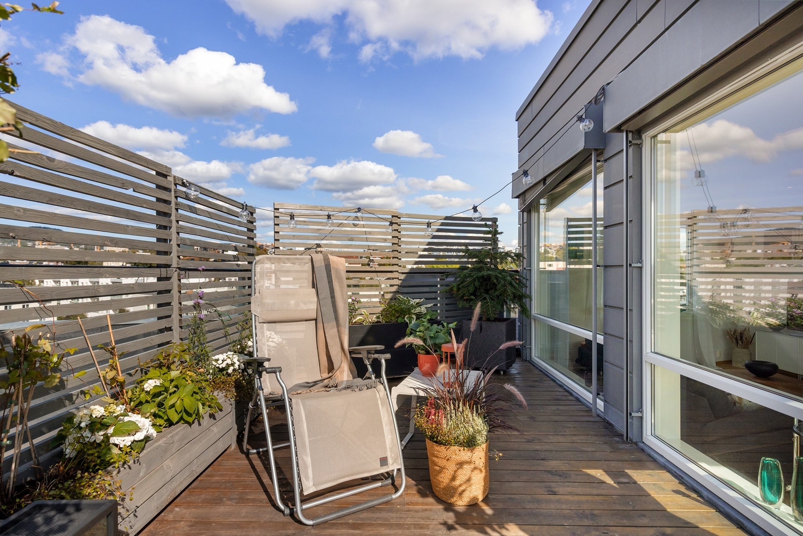 Det er god plass til å skape forskjellige soner på terrassen Galleribilde