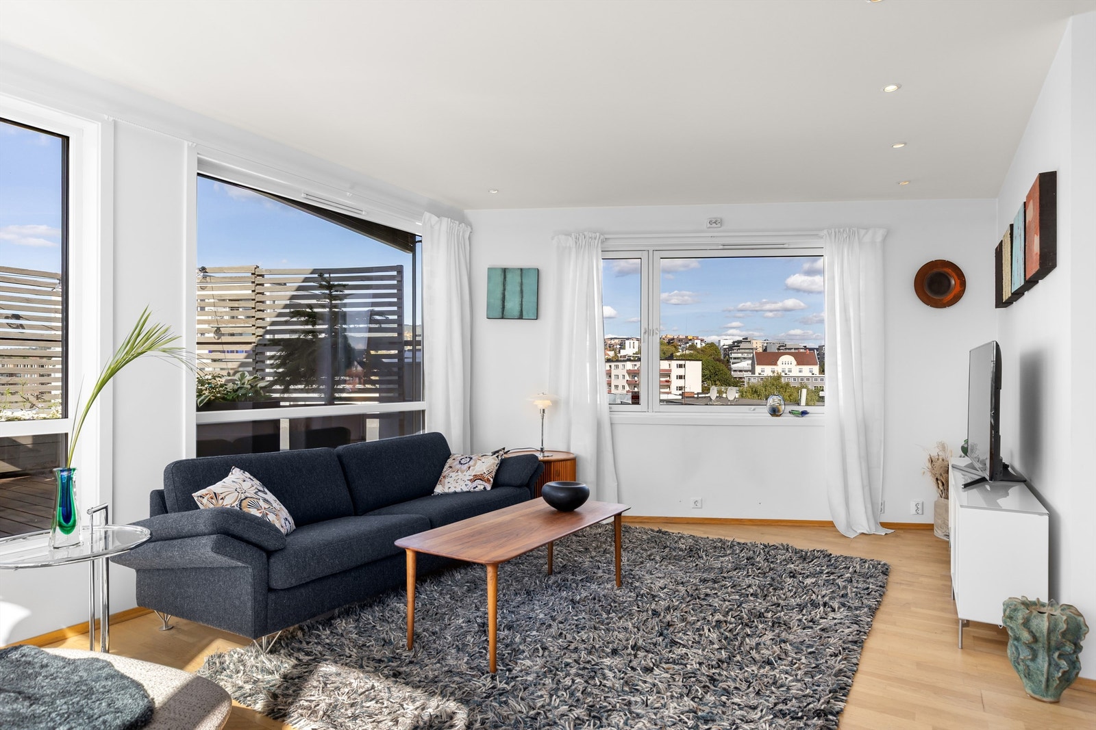 Stuen har plass til en sofagruppe, stuebord og en TV Galleribilde