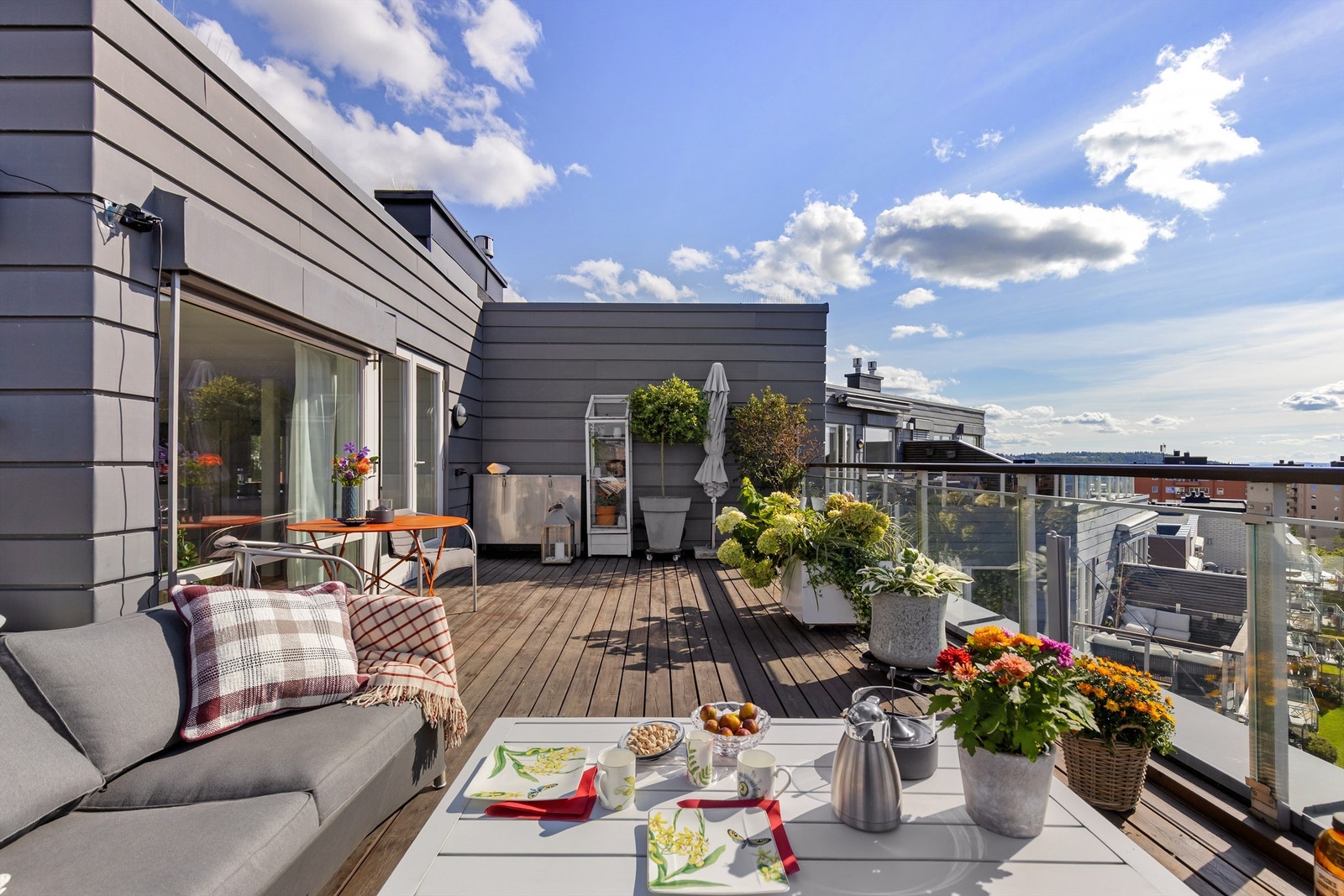 Takterrassen ligger høyt og luftig til i 8. etasje Galleribilde