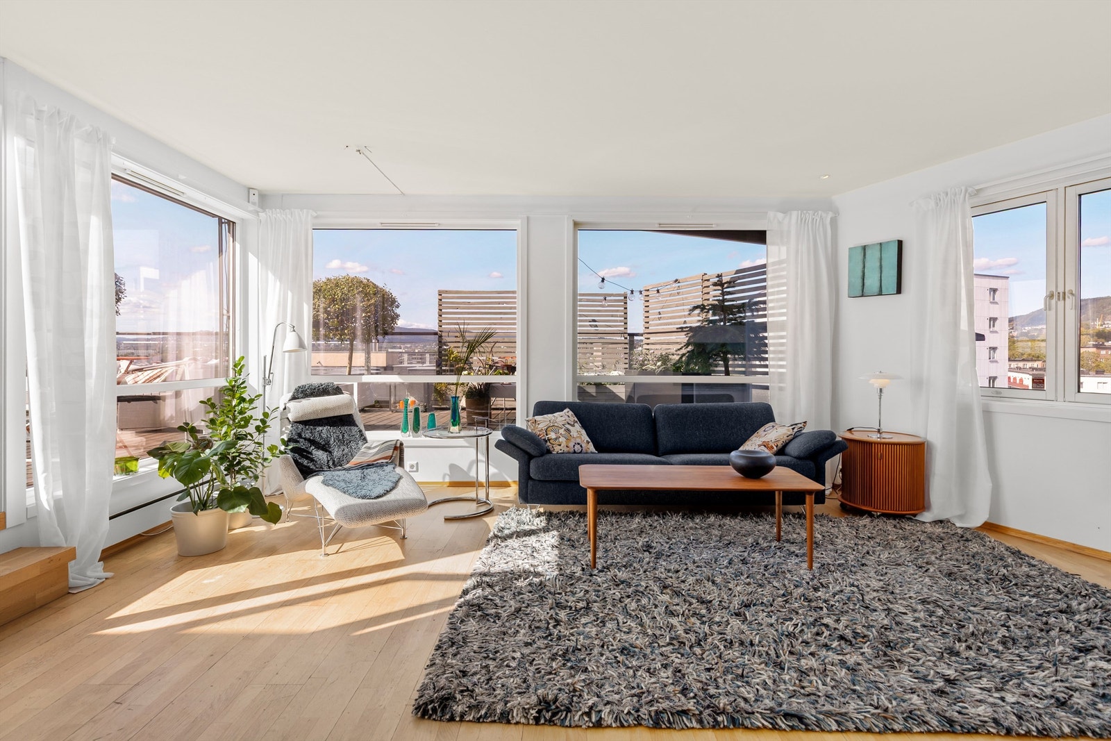 Store vindusflater i hele leiligheten Galleribilde