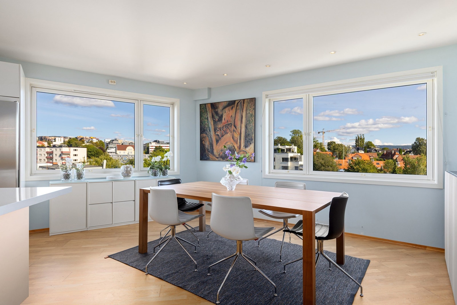 Flott plass til spisebord med store vindusflater som gir fint utsyn og naturlig lys til rommet Galleribilde