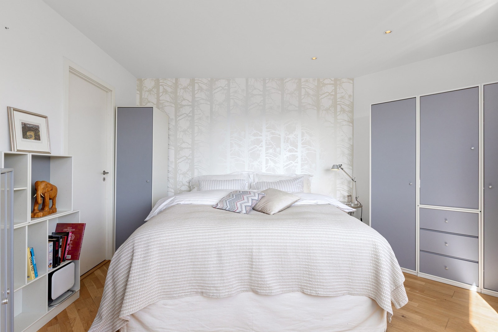 I leilighetens inngangsetasje ligger det to soverom, gang og et baderom Galleribilde