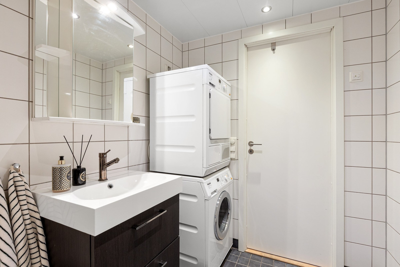 Baderommet i den første etasjen har opplegg til vaskemaskin Galleribilde