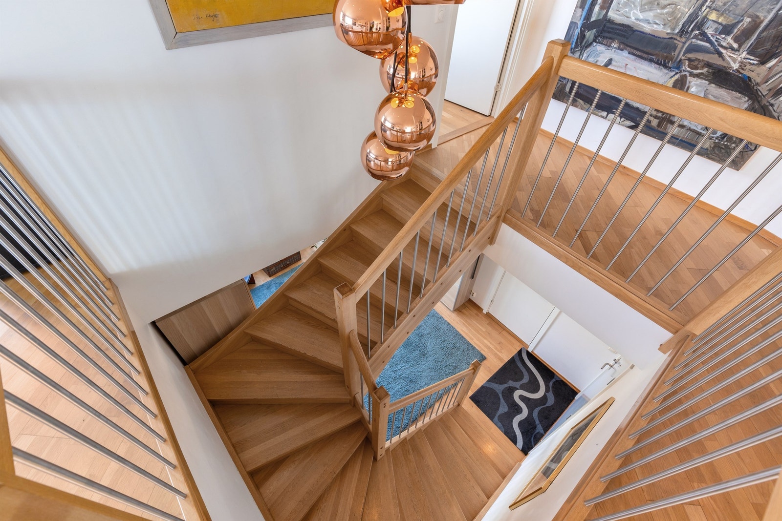 Åpent og stilig trapperom Galleribilde