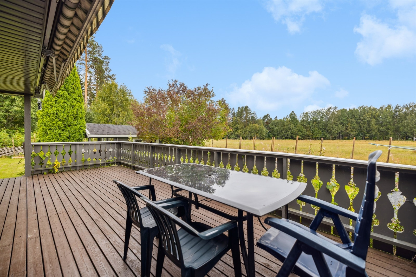 Stor, delvis overbygd terrasse med markise. Galleribilde