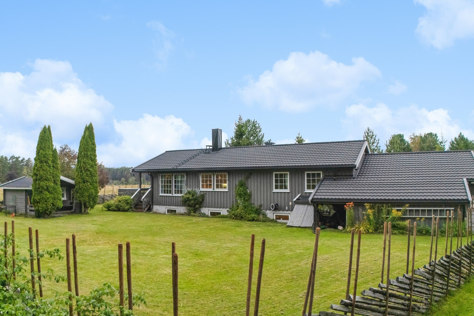 Eiendommen inkluderer et frittstående anneks for ekstra lagringsplass Galleribilde