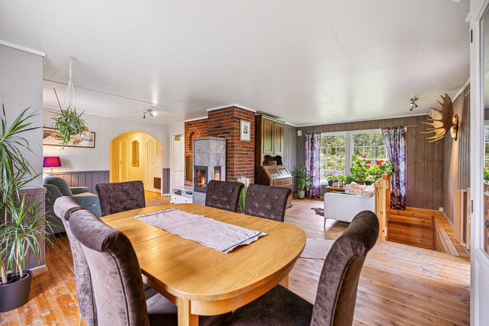 En romslig stue med fleksible møbleringsmuligheter i ulike soner Galleribilde