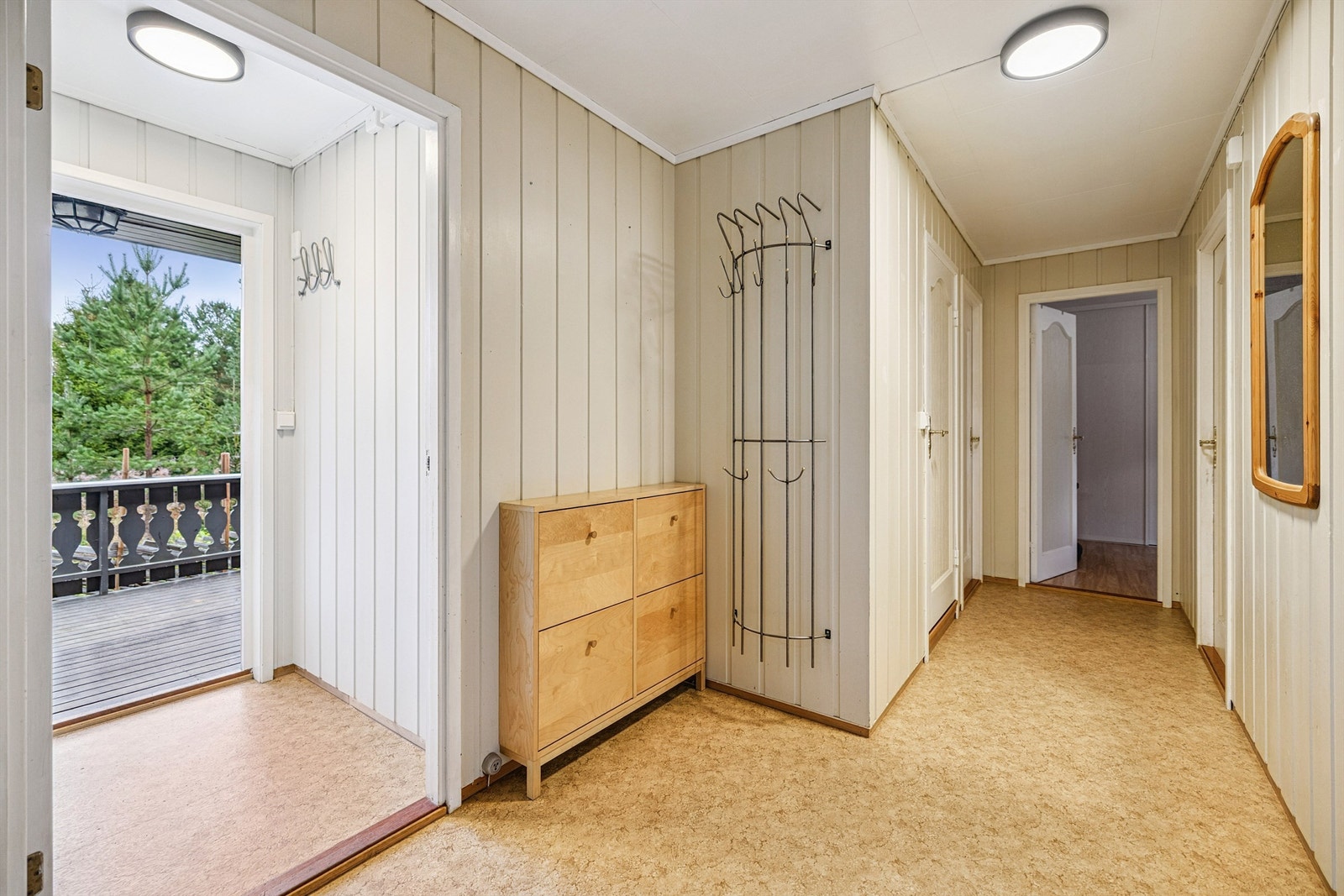 Entré med plass til å henge fra seg yttertøy Galleribilde