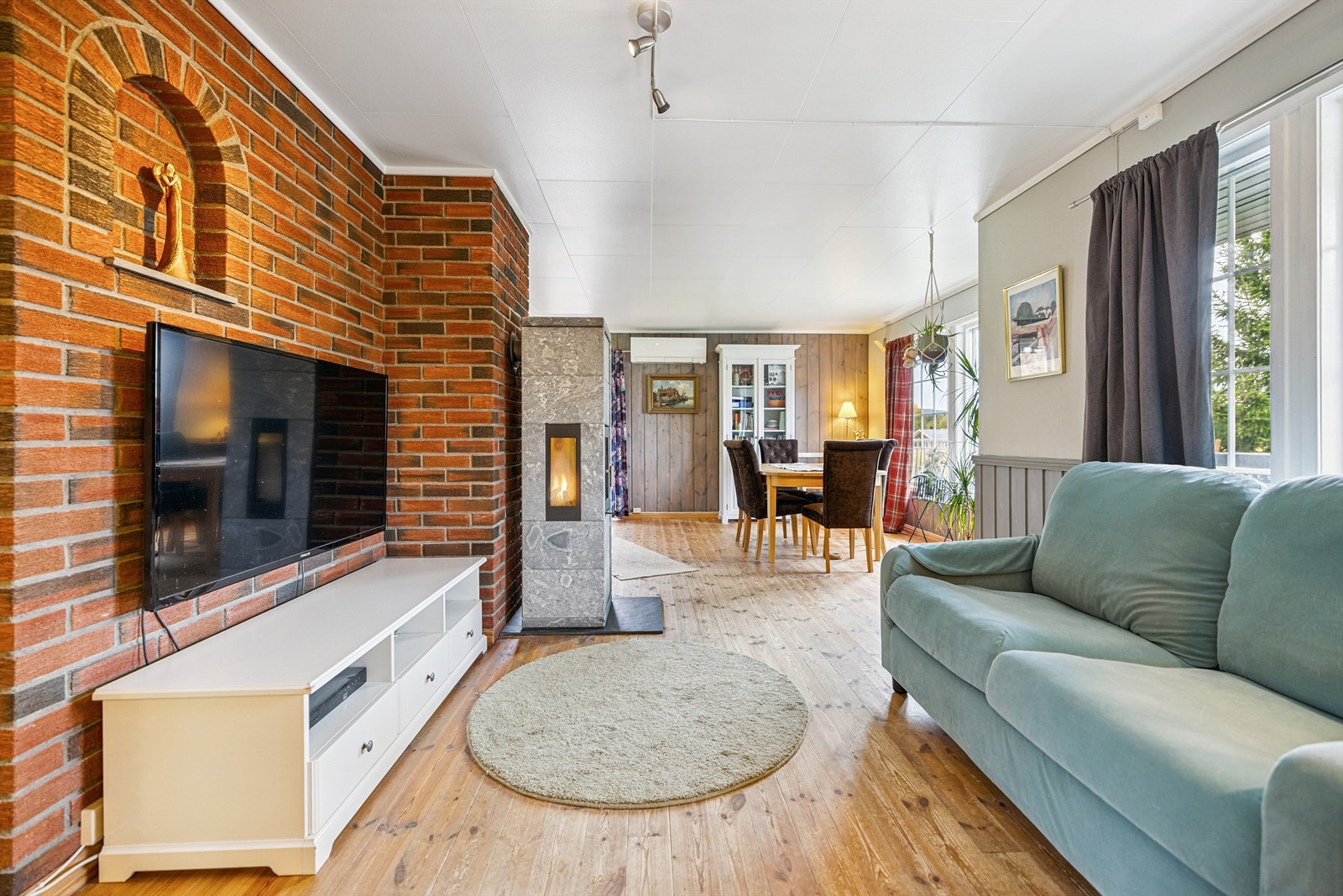 Åpen løsning mellom stue og spisestue Galleribilde