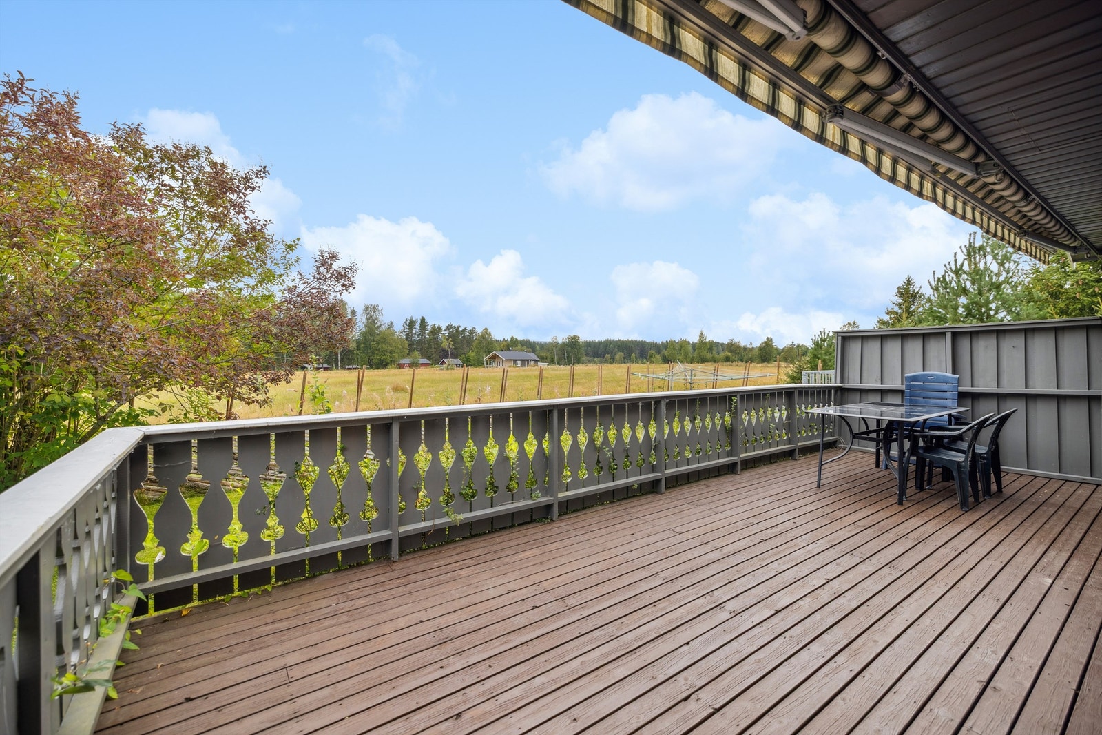 Romslig terrasse med god plass til møblering. Eiendommen grenser til dyrket mark. Galleribilde