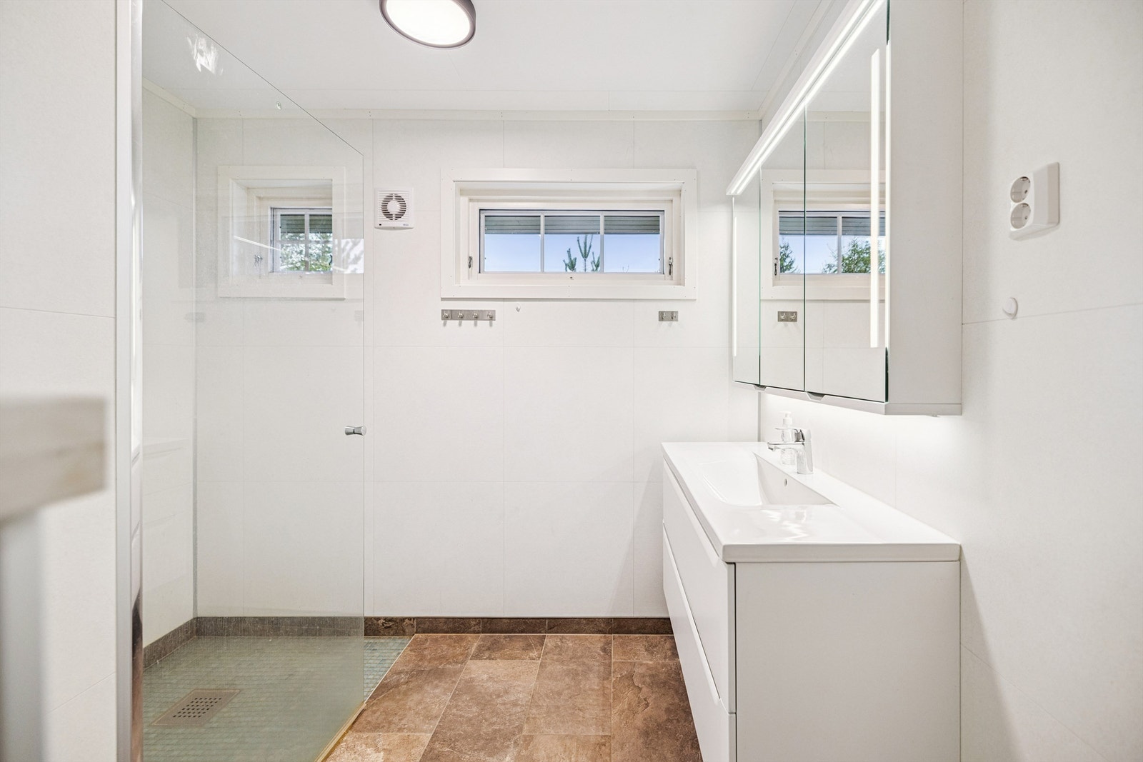 Baderommet i første etasje ble modernisert i 2022 Galleribilde