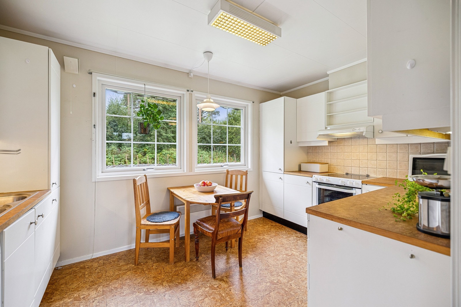 Separat kjøkken med god skapplass Galleribilde