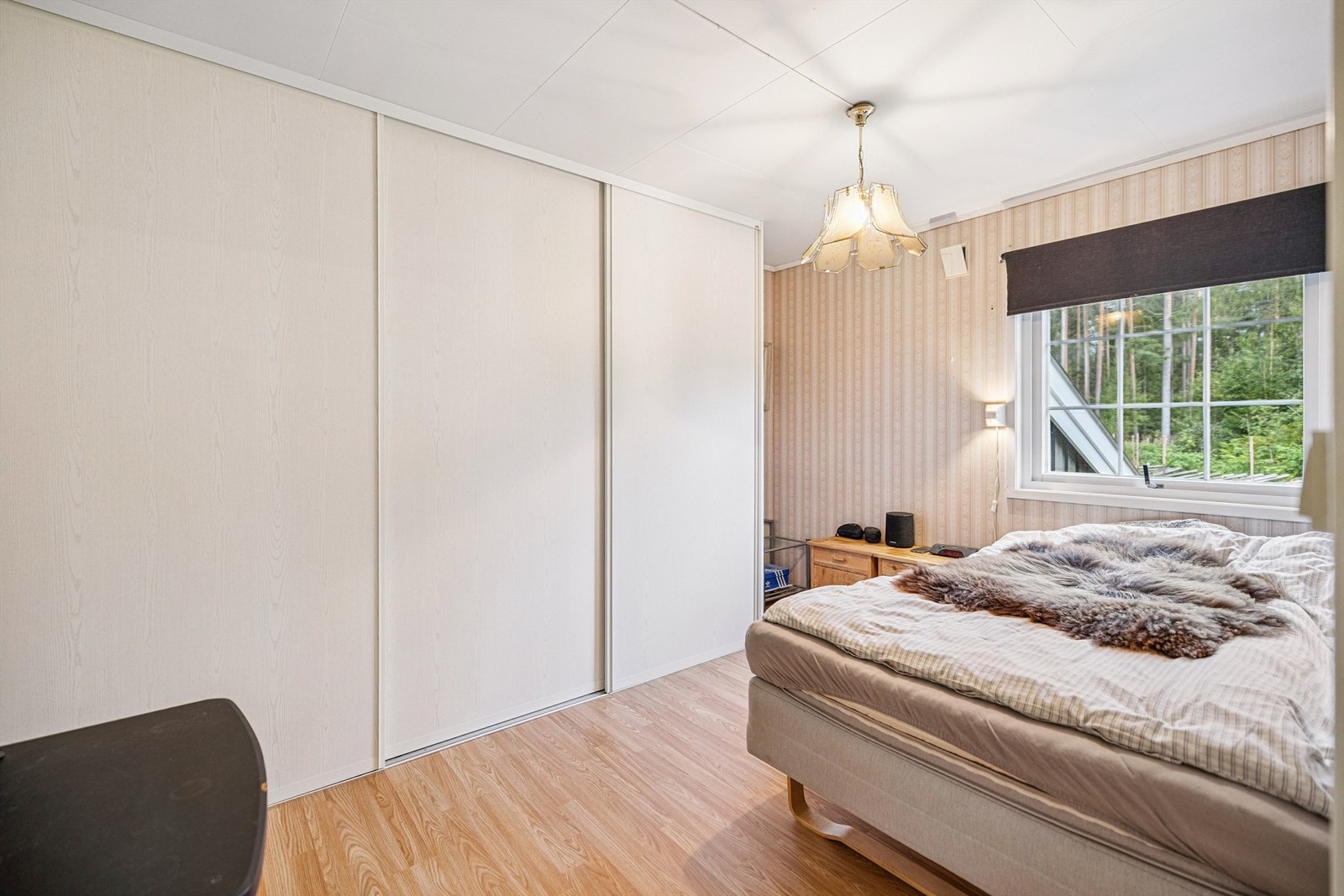 God oppbevaringsplass på soverommet i en romslig skyvedørsgarderobe Galleribilde