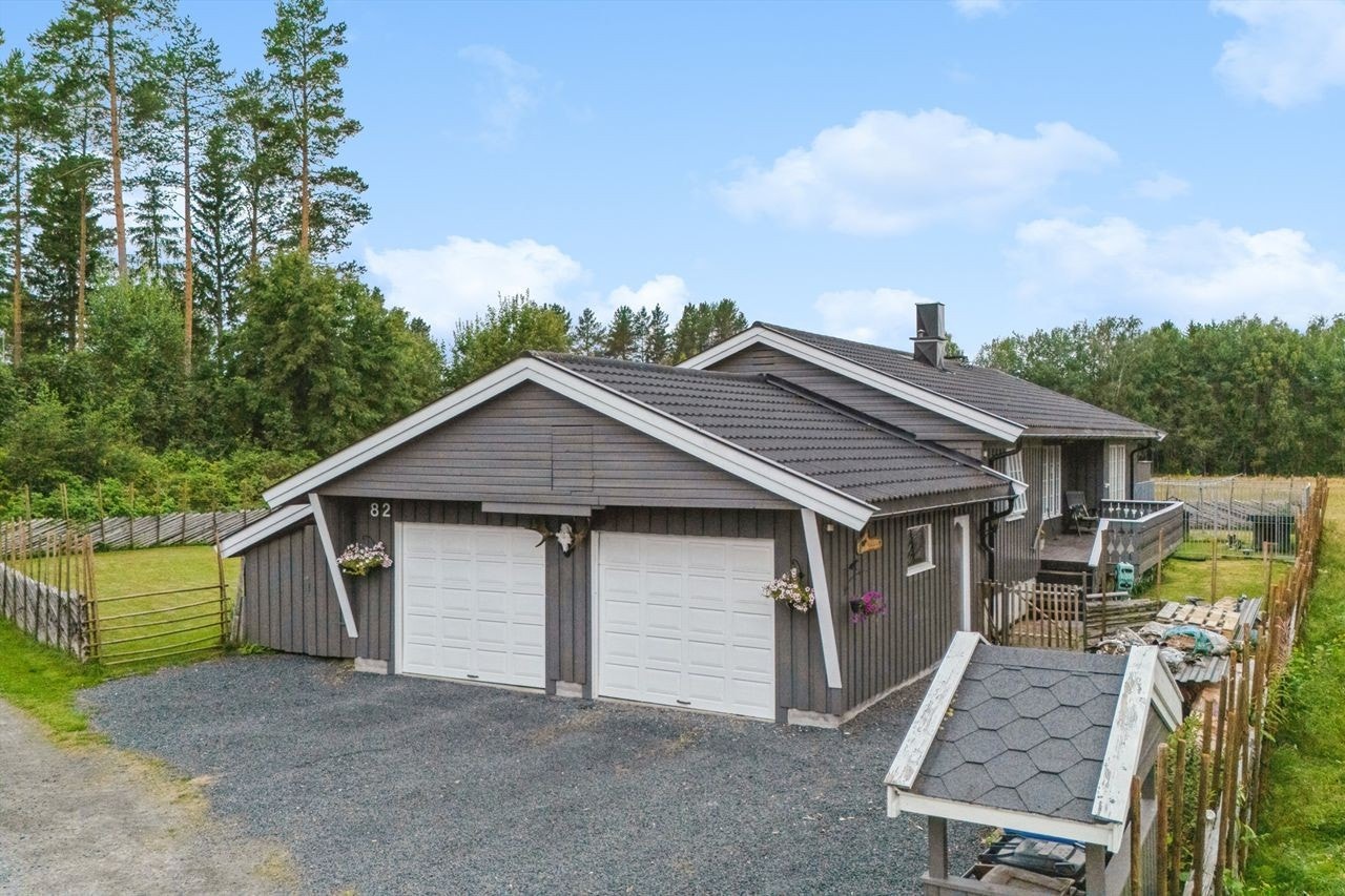 Romslig dobbelgarasje med motoriserte leddporter Galleribilde