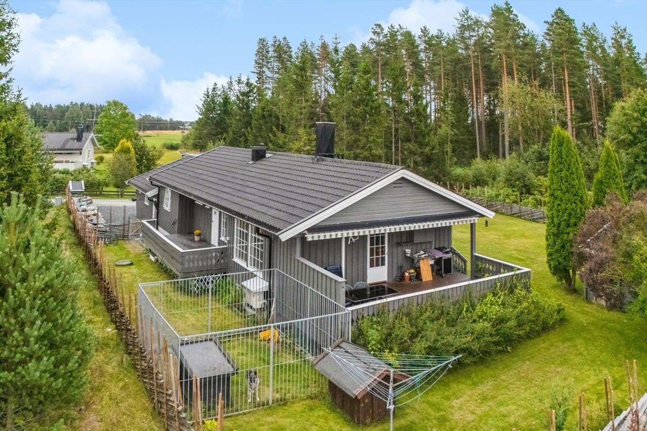 Delvis overbygget inngangsparti og en praktisk, inngjerdet hagedel. Hundegård og hundehus inngår ikke i salget og vil bli fjernet før overtagelse. Galleribilde