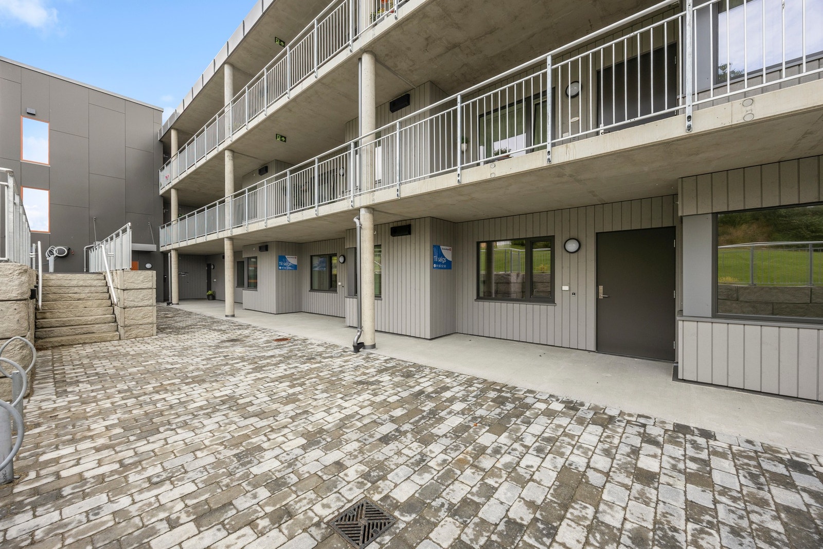 Steinbelagt uteområde. Galleribilde