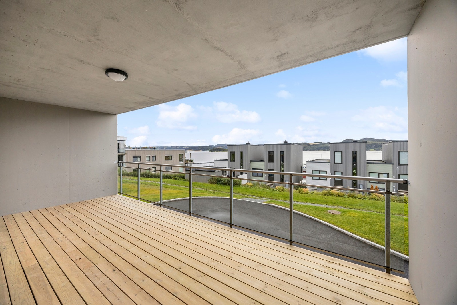 Det er god plass til loungemøbel slik at man kan lage seg en hyggelig sone! Galleribilde