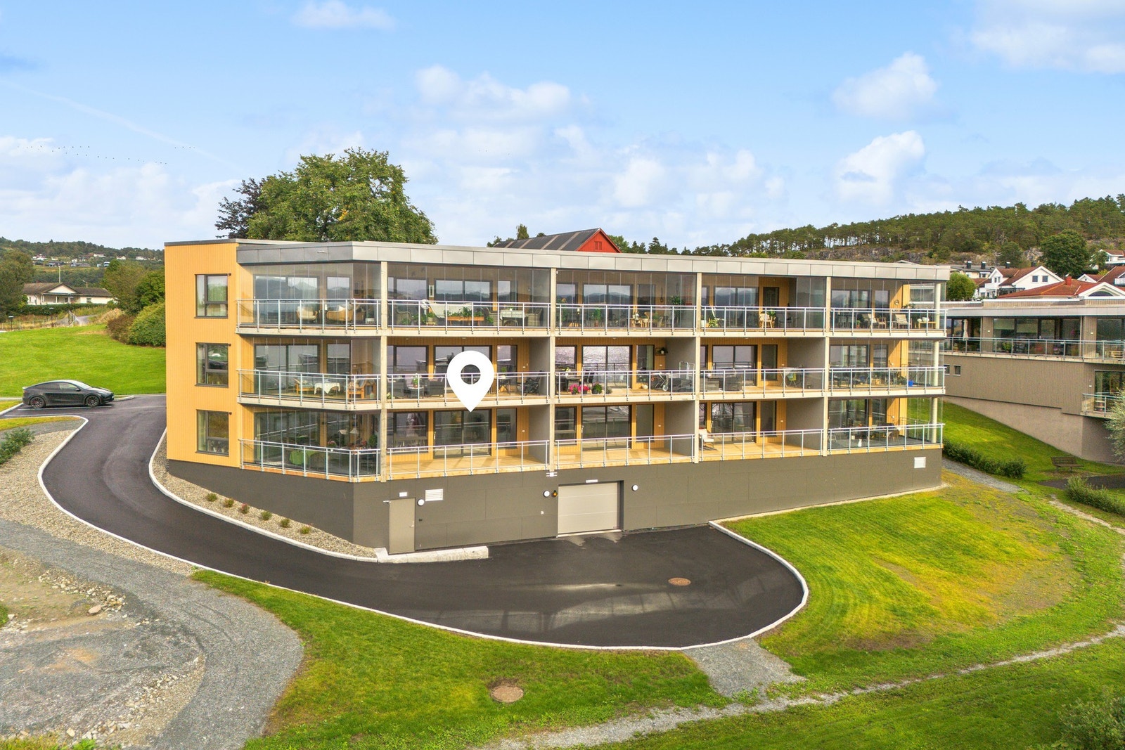 Parkering i kjeller. Leiligheten disponerer også en bod i kjeller. Galleribilde