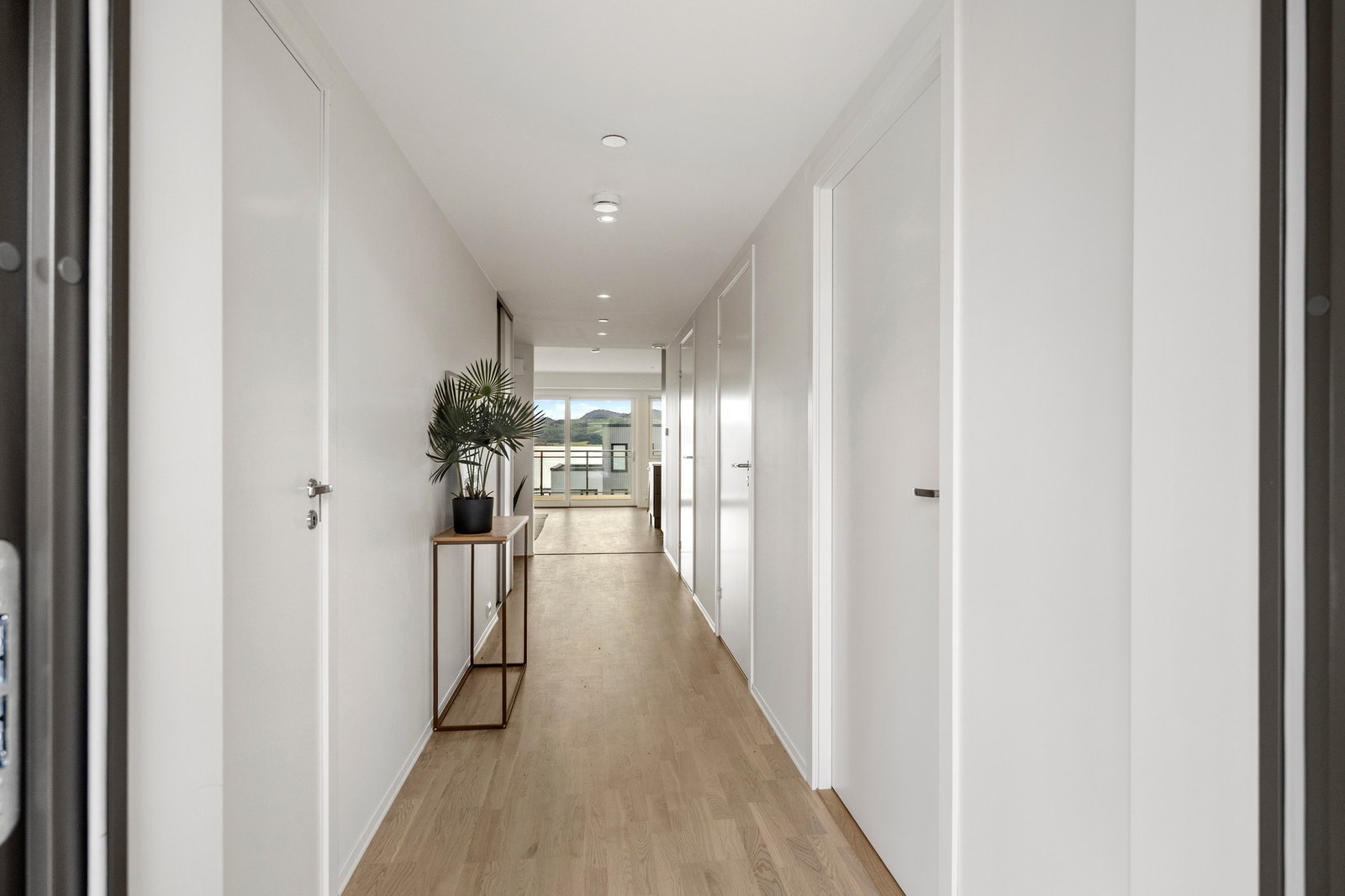 Entré - 10,8 kvm. Dør inn til to soverom, bod/vaskerom, bad og WC Galleribilde