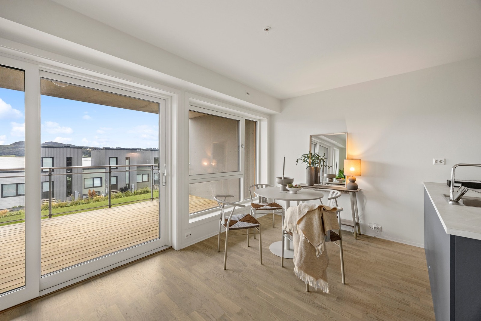 Ved kjøkkenet er det god plass til spisebord Galleribilde