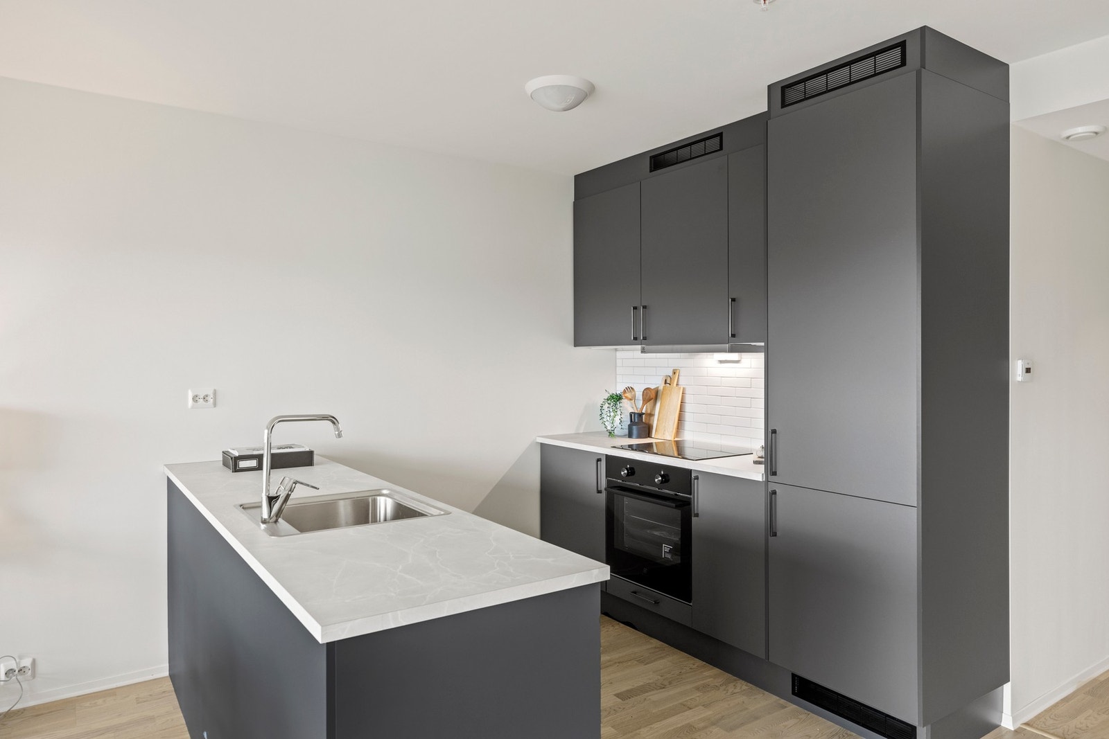 Praktisk kjøkkeninnredning med integrerte hvitevarer Galleribilde