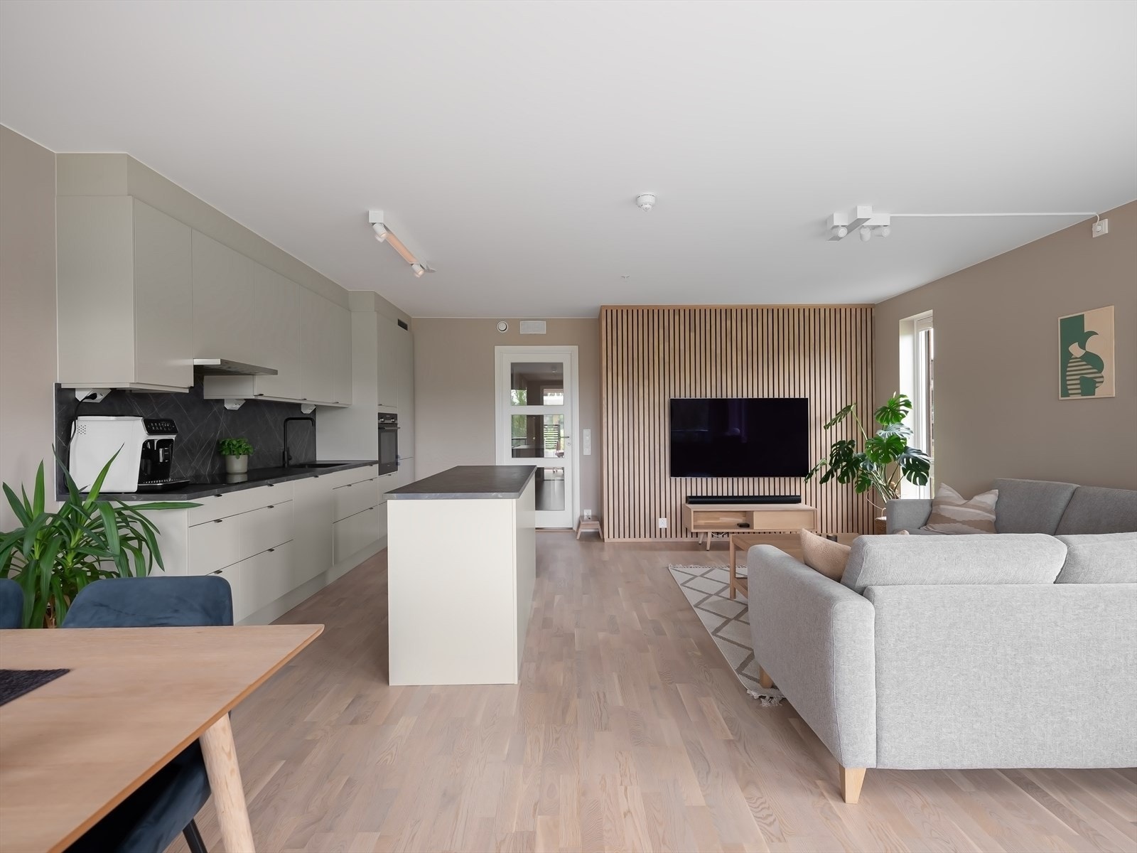 Stue og kjøkken med en åpen løsning Galleribilde