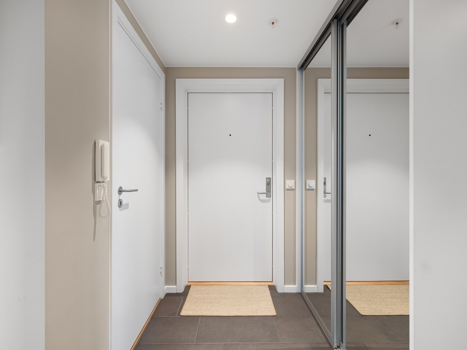 Entrè med skyvedørsgarderobe og fliser på gulv. Galleribilde