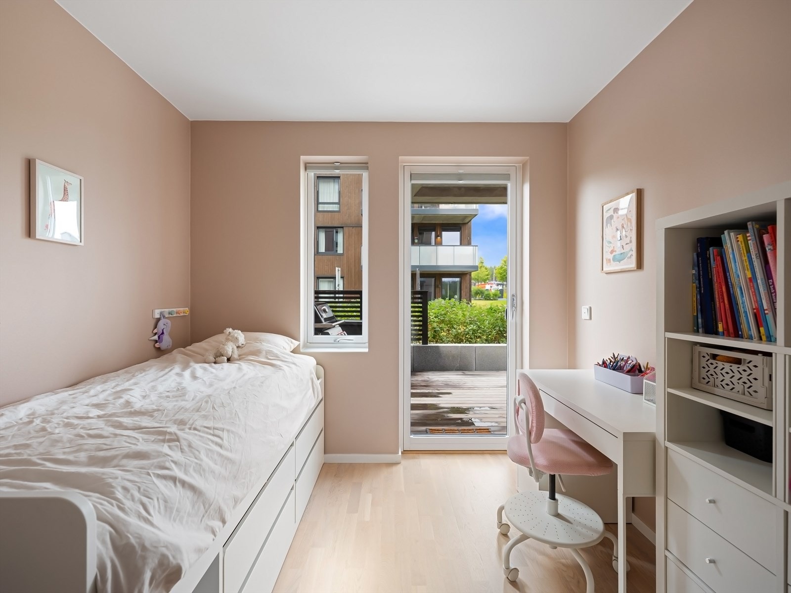 Soverom med utgang til terrassen Galleribilde