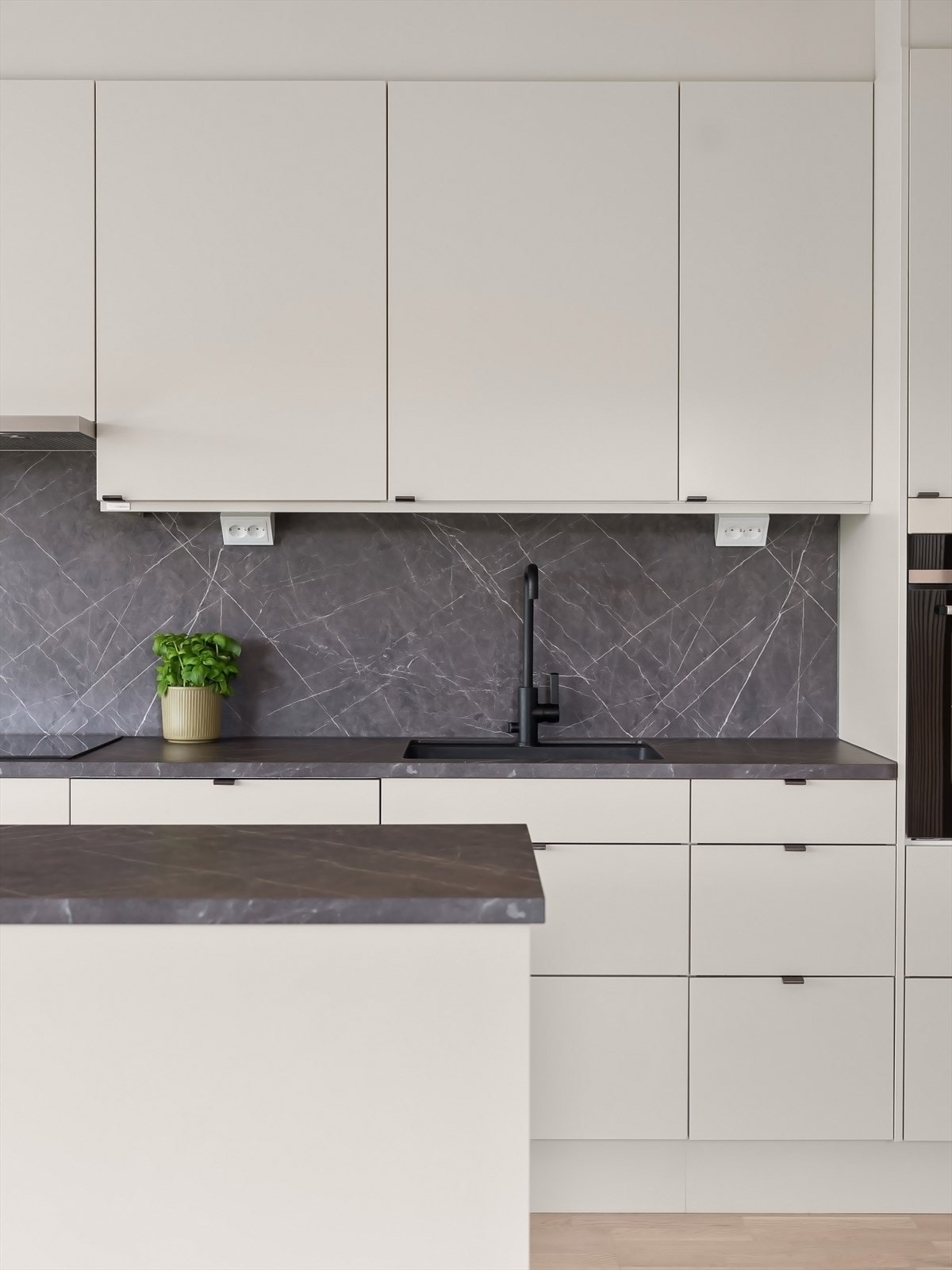 Innredning med glatte fronter og laminert benkeplate Galleribilde