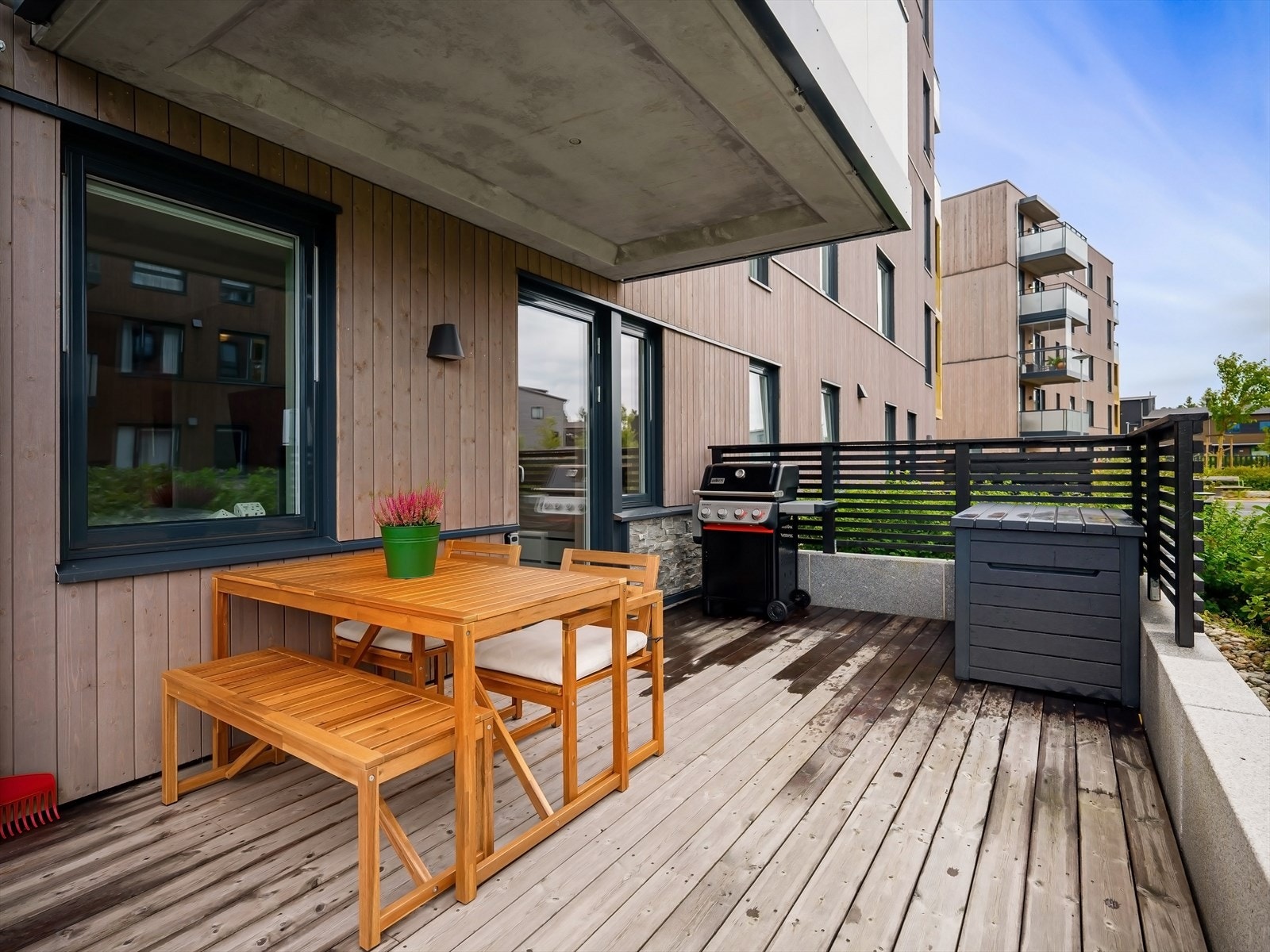 Terrasse med ettermiddagssol og noe kveldssol. Galleribilde