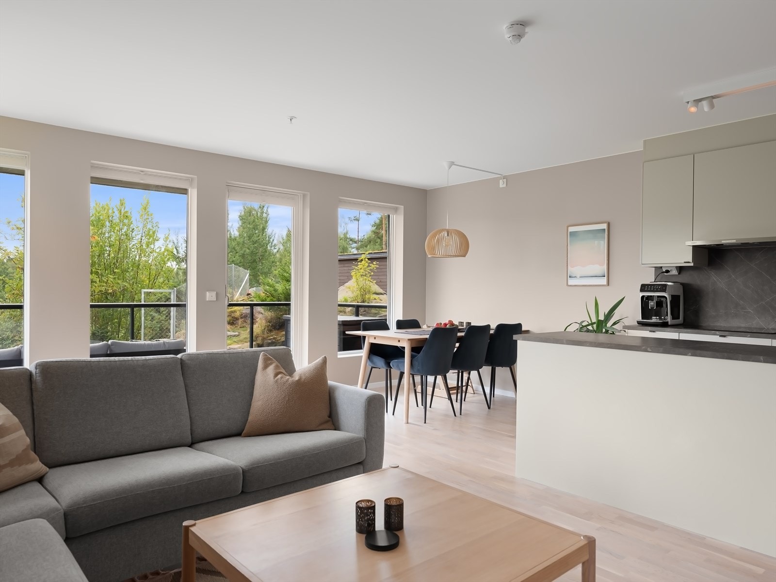 God plass til både spisebord og sofagruppe. Galleribilde