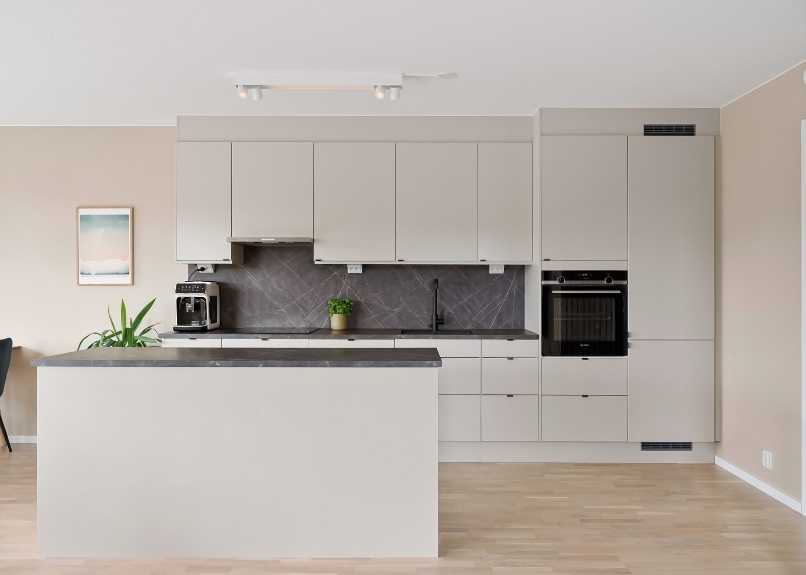 Innholdsrikt kjøkken fra Marbodal Galleribilde