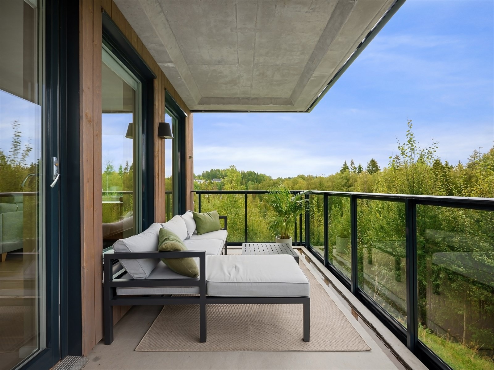 Balkong med utgang fra stue Galleribilde