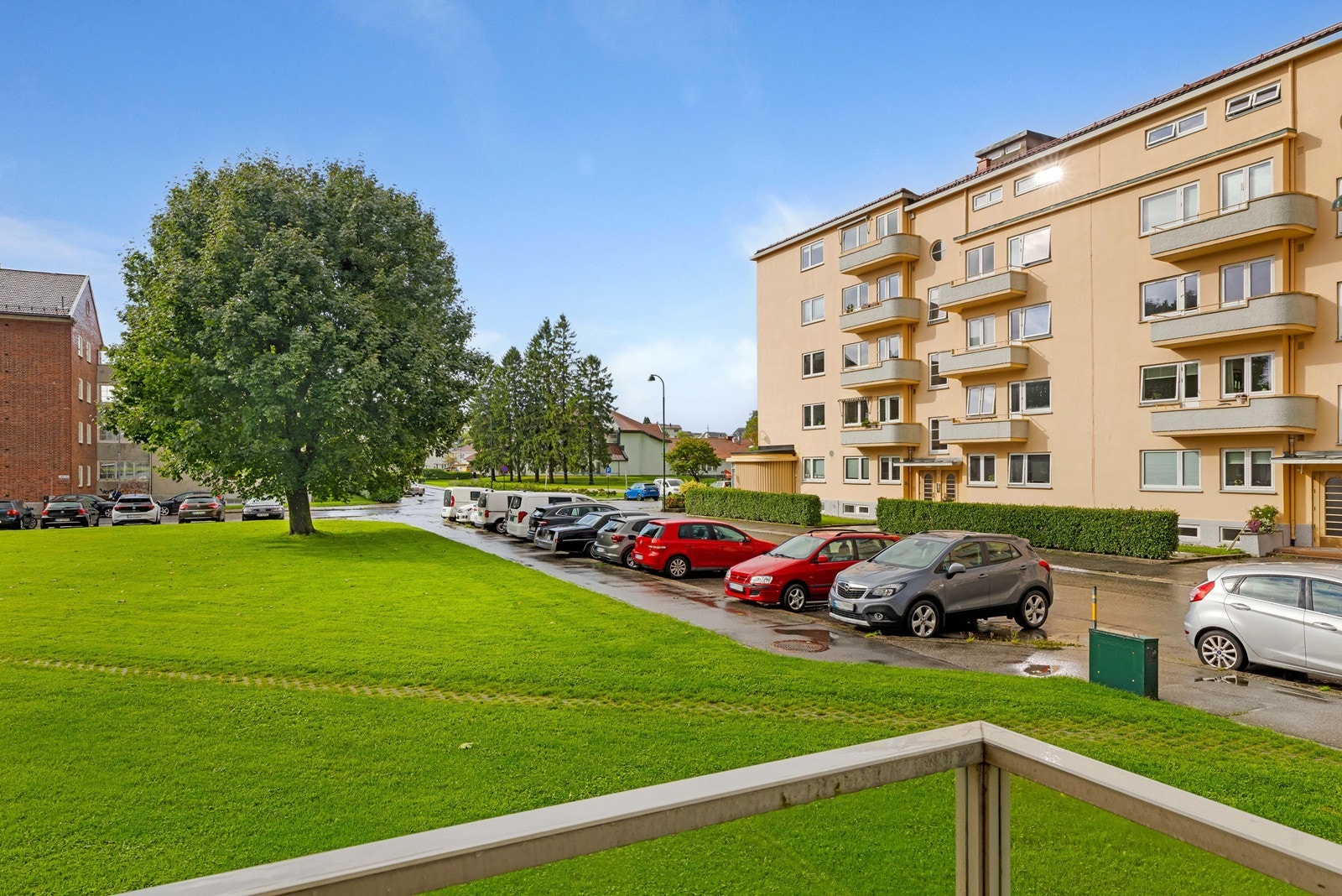 Fine grøntarealer utenfor leiligheten Galleribilde